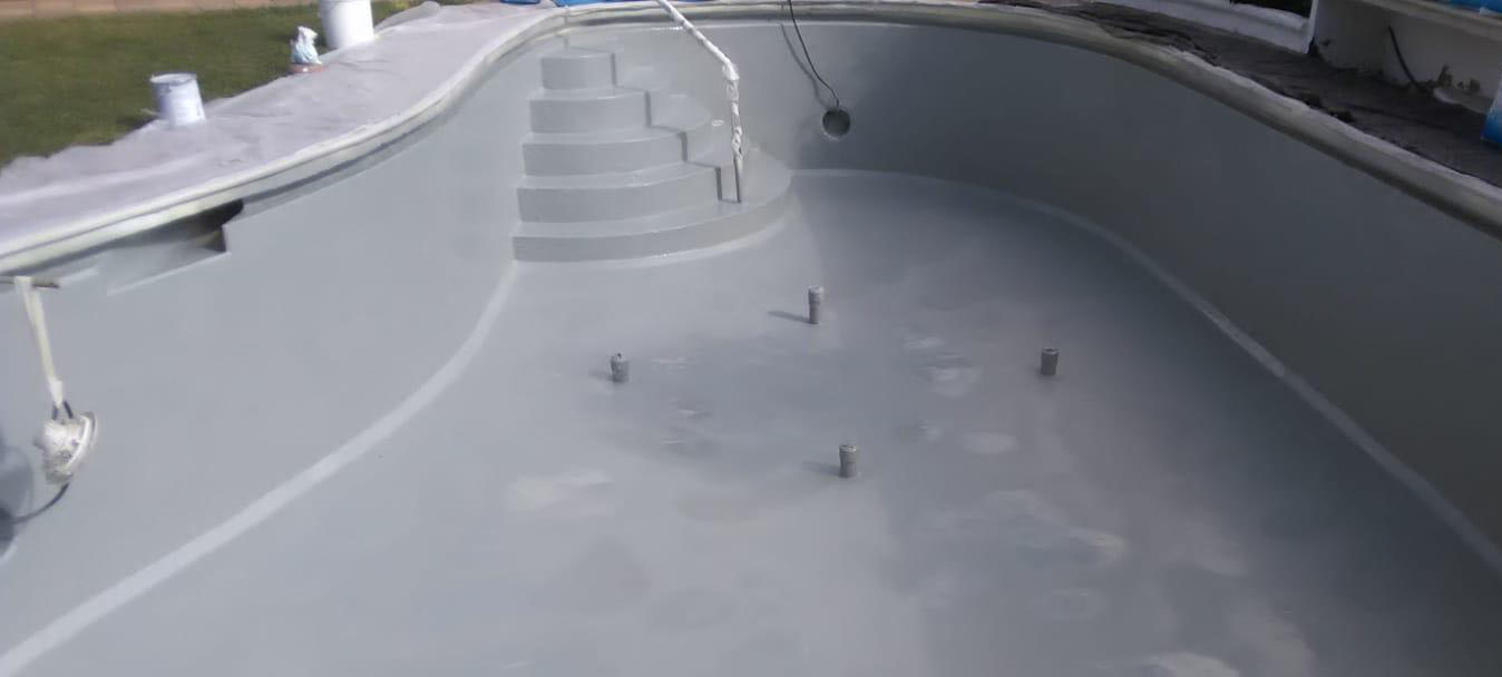 Polyurethane membrane to waterproof swimming pools